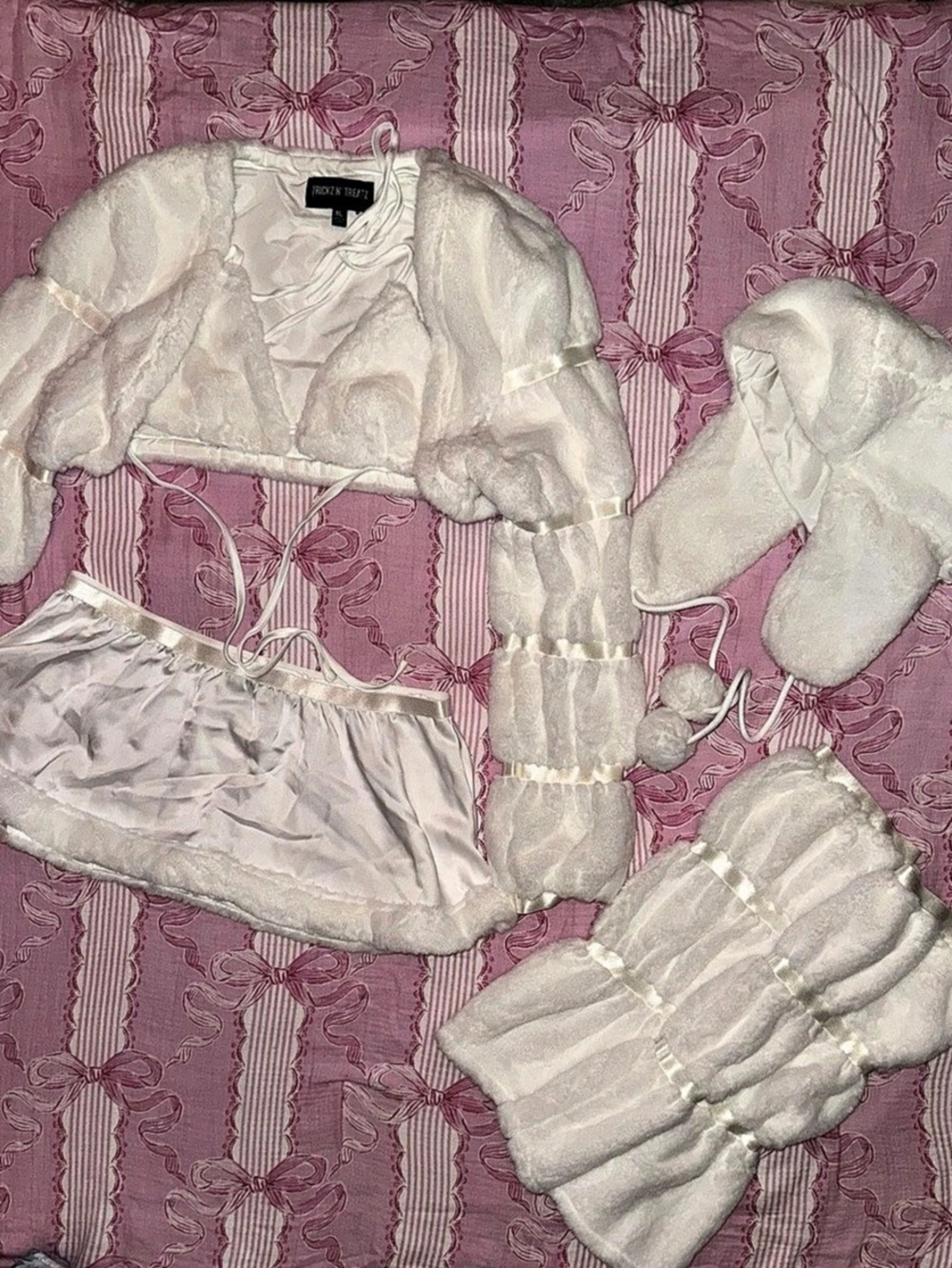 Dolls kill Trickz N' Treatz ABOMINABLE DOLL
COSTUME SET